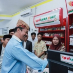 Wakil Bupati Pamekasan, RB Fattah Jasin, saat meresmikan Wamira Mart di Desa Waru Barat, Kecamatan Waru.
