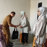 Kadisdik Jatim Aries Agung Paewai (seragam ASN) saat memberi tali asih kepada salah seorang guru di Bangkalan