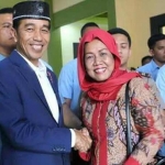Ketua PDIP Gresik, Hj. Siti Muafiyah (kanan) bersama Presiden Jokowi dalam sebuah kesempatan. foto: SYUHUD/ BANGSAONLINE