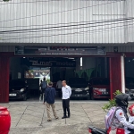 Satreskrim Polres Tuban saat melakukan pemeriksaan dan olah TKP di bangunan bekas Showroom Almas Motor.