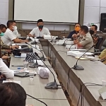 Pimpinan dan Komisi II DPRD Gresik saat hearing dengan manajemen JIIPE. Foto: SYUHUD/ BANGSAONLINE