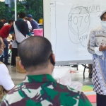 Tri Rismaharini, selaku Ketua Gugus Tugas Percepatan Penanganan Covid-19 di Kota Surabaya sedang menjelaskan langkah-langkah yang sudah dilakukan oleh Pemkot Surabaya.