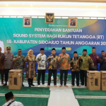 Penyerahan simbolis ribuan sound sytem ke Rt di Sidoarjo (foto: Ist)