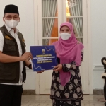 Bupati Bangkalan R. Abdul Latif Amin Imron menyerahkan bantuan sosial uang sebesar 1 miliar 377 juta rupiah kepada 45 lembaga nonpemerintah bidang pendidikan, keagamaan, dan bidang lainnya di Pendopo Agung Bangkalan, Senin (2/8/2021). (foto: ist)