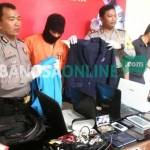 Pelaku bersama barang bukti saat diamankan di Mapolres Kediri Kota. foto: dendi martoni/ BANGSAONLINE