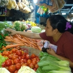 Huriyah Indrawati, salah satu pedagang sayuran di Pasar Tanjung Jember.