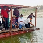 Paslon OK saat menebar benih ikan di Waduk Pondok.