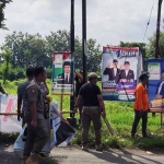 Petugas Gabungan dari Bawaslu dan Satpol PP Kabupaten Kediri saat melakukan penertiban APK yang melanggar aturan. Foto: MUJI HARJITA/ BANGSAONLINE