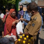 Operasi Pasar di Balai RW 05 Balongsari Tama Surabaya. (foto: ist)