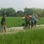 Korban saat dievakuasi sejumlah warga dari sawah ke rumah duka. foto: EKY NURHADI/ BANGSAONLINE