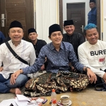 Gus Iqdam (tengah) saat mendampingi Rijanto-Beky