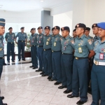 Pangkoarmada II saat memberikan motivasi belajar kepada 20 Casis Dikreg Seskoal Angkatan 57.
