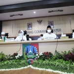 Suasana doa bersama secara virtual di ruang JCC Pemkab Jombang. (foto: ist)