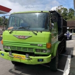 Dump Truk yang alami kecelakaan dengan kendaraan bermotor di depan SPBU Blitar, Rabu (4/1/2023). Foto: Instagram.com/info_seputaran_blitar 