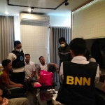 BNNK Surabaya bersama Satpol PP Surabaya saat melakukan tes urin terhadap 10 orang di Hotel Twin Tower Surabaya.
