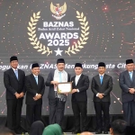 Bupati Mojokerto Muhammad Al Barra menerima penghargaan dari Badan Amil Zakat Nasional (Baznas) RI melalui Baznas Award tahun 2025. (Ist)