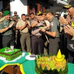 Kapolres Malang Kota AKBP Doni Alexander menyuapi potongan kue tart ke Danrem 083/BJ Kol. Inf. Zainudin dalam rangka perayaan HUT TNI ke -74, di halaman Makorem, Jumat (04/10). foto: Iwan Irawan/ BANGSAONLINE