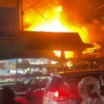 Api membara menghanguskan lapak di Pasar Pandaan.