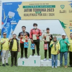 Bupati Gresik, Fandi Akhmad Yani bersama Ketua PASI Jatim, dan pejabat terkait saat pembukaan Kejurda Atletik. Foto: ist.