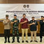 Kalapas Kediri, Solichin (tengah) dan petugas gabungan. (Ist)