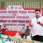 
Bupati Kediri Hanindhito Himawan Pramana saat memberi sambutan di acara pemberian reward peraih medali.(Ist).