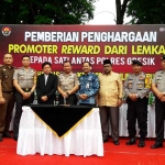 Wakapolda Jatim Brigjen Pol Toni Harmanto saat menghadiri penerimaan penghargaan Polres Gresik dari Lemkapi. foto: SYUHUD/ BANGSAONLINE