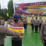 Pendistribusian diawali dengan apel penyerahan yang dipimpin langsung oleh Kapolresta Banyuwangi AKBP Nasrun Pasaribu, dihadiri Wakapolresta Banyuwangi AKBP Didik Hariyanto bersama pejabat utama (PJU) Polresta Banyuwangi di depan Mapolresta Banyuwangi, Senin (2/8/2021). (foto: ist)