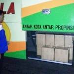 Bagasi bus yang angkut arak bali, dan bukti arak bali dalam kemasan botol yang diamankan aparat kepolisian.