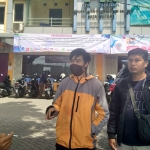 Agus bersama dua warga lainnya dari Perumahan De Rich Garden saat menyampaikan keluhan terkait tagihan rekening air PDAM Kota Malang yang tidak sesuai pemakaian, di kantor pembayaran Jalan WR Supratman, Klojen, Rabu (01/04). foto: ist. 