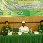 KH Abdurrahman Navis (tengah) saat acara bedah buku Khazanah Aswaja di Aula kantor Muslimat NU Jombang, Minggu (15/1). foto: ROMZA/BANGSAONLINE