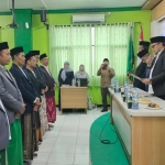 Ketua Pembina YPPTI Sunan Giri Lamongan KH. Mochammad Machsoem Faqih saat melantik dan mengukuhkan kepengurusan yayasan baru. 