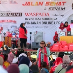 Anggota DPR RI, Indah Kurnia, saat sosialisasi waspada pinjol dan investasi bodong, di Desa Permisan, Kecamatan Jabon, Sidoarjo. Foto: Ist
