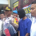 Wakapolres Bojonegoro Kompol Dodon Priambodo menunjukkan pelaku dan celana korban.