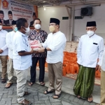 Ketua DPD Partai Gerindra Jatim Anwar Sadad memberikan sembako dan santunan untuk anak yatim bersama Keluarga Besar DPC Gerindra Kabupaten Pasuruan di Bangil, Sabtu (21/8).