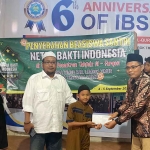 Pengurus NBI saat menyalurkan beasiswa santri bagi puluhan anak yatim di Pondok Pesantren Tahfidz Quran Al Furqon. Foto: Ist