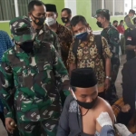 TNI Kodim 0815/Mojokerto berkolaborasi dengan ASC Foundation yang dipimpin Gus Barra melaksanakan vaksinasi bagi para santri di Kampus IKHAC Pacet, Mojokerto, Jumat (27/8/2021). (foto: ist)