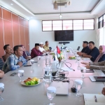 Rombongan Komisi IV DPRD Gresik saat bertemu manajemen PT PON. FOTO: ist.