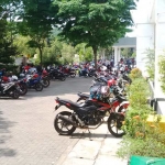 Parkiran motor pemohon yang sempat meluber ke instansi tetangga.