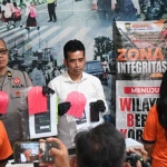 Kasihumas Polres Madiun Kota, Iptu Ubaidilah menunjukkan barang bukti ungkap kasus penipuan, Selasa (21/10/2025). Foto: ist.