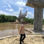 Wabup Budi Irawanto kembali melakukan inspeksi mendadak (sidak) proyek pembangunan Jembatan Bojonegoro. 