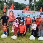 Usai menanam pohon, acara dilanjutkan dengan pemberian santunan kepada anak-anak yatim di sekitar desa yang menjadi titik kegiatan.