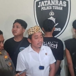 Kanit Pidum Satreskrim Polres Tuban, Ipda Moch. Rudi, saat menyampaikan keterangan.