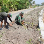 Satgas TMMD dan warga menyiapkan pemasangan PJU di Desa Kedondong Tulangan. foto ist
