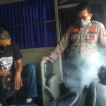 Salah satu bus operasional milik Polresta Sidoarjo juga tak luput dari fogging.