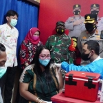 Kapolresta Sidoarjo, Kombes Pol Kusumo Wahyu Bintoro, saat meninjau vaksinasi di Posko Siaga Vaksin 24 Jam.