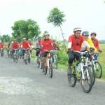 PELOTON: Rombongan NU CC beriringan menyusuri trek Trawas-Tuban sejauh 150,3 Km