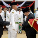 Gubernur Jatim Dr H Soekarwo saat mengukuhkan PASKIBRAKA Prov Jatim dalam rangka HUT RI ke 73 di Gedung Negara Grahadi Surabaya.