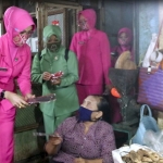 Bhayangkari dan Persit Ngawi bersama Muslimat dan Fatayat NU Ngawi saat bagi-bagi masker di pasar tradisional. (foto: ist).