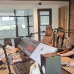 Kasat Binmas Polres Gresik, Iptu M. Nur Setyabudi, saat mengikuti siaran. Foto: Ist