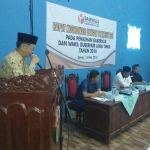 Ketua Panwaslu Pacitan Berty Stevanus saat memberikan sambutan di mimbar. foto: YUNIARDI S/ BANGSAONLINE
